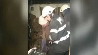 Incident în Gorj. Tavanul unei locuinţe a căzut peste doi bătrâni VIDEO