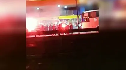 Torţe şi petarde aprinse într-o benzinărie de pe A1 VIDEO