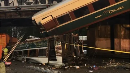 TRAGEDIE în SUA: Tren deraiat pe un pod din Washington. Două vagoane s-au prăbuşit pe şosea. Trei morţi şi zeci de răniţi UPDATE VIDEO
