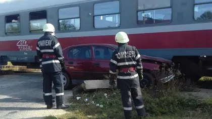 Autoturism spulberat de tren. Şoferiţa a fost aruncată la doi metri de maşină