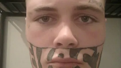 El este posesorul celui mai urât tatuaj din lume. Nu îşi va mai găsi de muncă niciodată FOTO