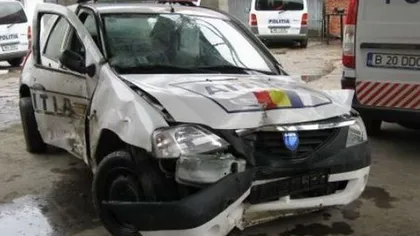 Un şofer beat a intrat cu autoturismul într-o maşină de poliţie parcată. Un poliţist a fost rănit