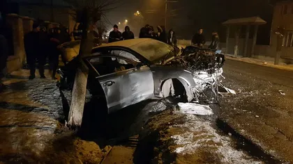 Accident grav în Suceava. Au intrat cu maşina în stâlp din cauza vitezei FOTO