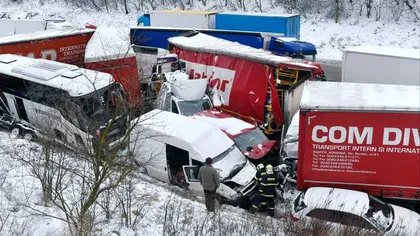 Accidente în lanţ şi drumuri închise în Cehia din cauza căderilor masive de zăpadă