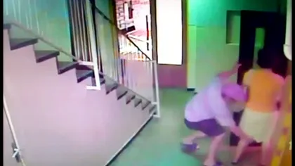 Imagini cu un alt atac al poliţistului pedofil. O femeie de 43 de ani atacată în scara blocului, la intrarea în lift
