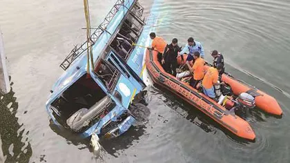 Cel puţin 36 de oameni au murit după ce un autobuz a ieşit de pe şosea şi a căzut într-un râu