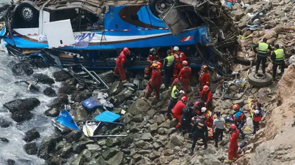 Cel puţin 48 de persoane au murit, după ce un autocar a căzut de pe o stâncă FOTO şi VIDEO