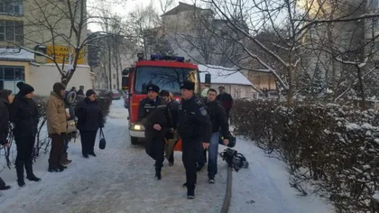 Incendiu în Botoşani. Peste 30 de evacuaţi, patru oameni în spital, doi sunt în stare gravă FOTO