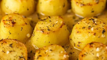 REŢETA ZILEI: Cartofi copţi în sos de usturoi