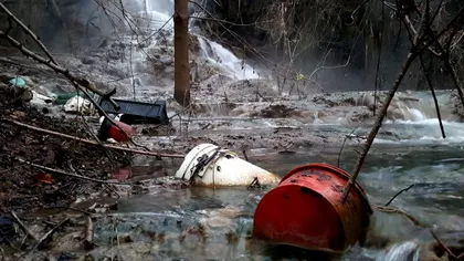 Cea mai spectaculoasă cascadă cu ape termale din ţară a ajuns o groapă de gunoi VIDEO