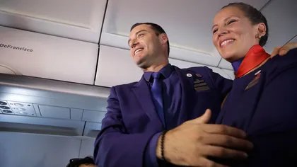 Papa Francisc a căsătorit un cuplu de însoţitori de zbor în aer, în avionul cu care călătoreau