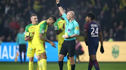 Fază HALUCINANTĂ la meciul FC Nantes - PSG. Arbitrul a lovit un jucător peste picioare, apoi l-a eliminat VIDEO