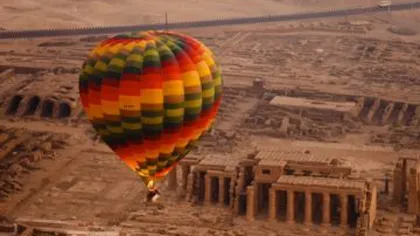 Un balon cu aer cald, la bordul căruia se aflau mai mulţi turişti, s-a prăbuşit în Egipt