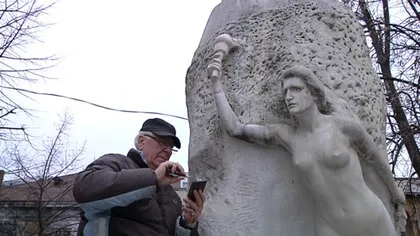 Mihai Eminescu a rămas iar fără mâna muzei. Statuia din Galaţi a fost vandalizată a 30-a oară