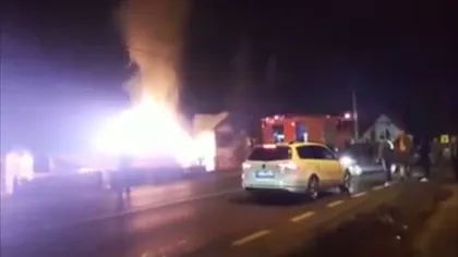 Incendiu puternic în Argeş pornit de la artificii VIDEO