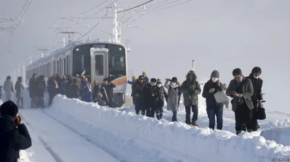 Japonia sub nămeţi. Sute de oameni au rămas blocaţi o noapte în tren, din cauza zăpezii