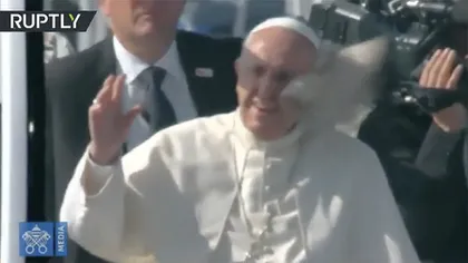 Papa Francisc a fost LOVIT cu un obiect în cap, în timp ce saluta mulţimea din papamobil, în Santiago