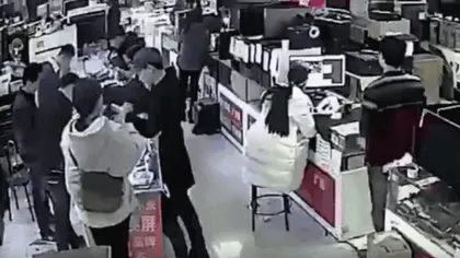 EXPLOZIE într-un magazin de telefoane, după ce un bărbat a muşcat dintr-o baterie VIDEO