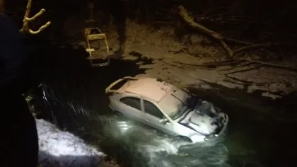 Accident în drum spre spital, doi soţi au căzut cu maşina în râu
