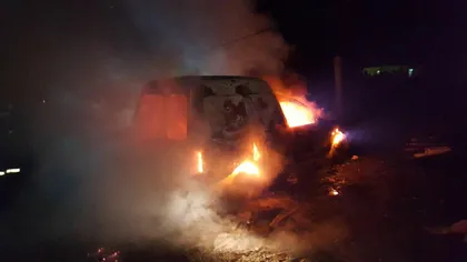 O maşină a ars după ce a fost incendiată intenţionat. Poliţiştii fac cercetări