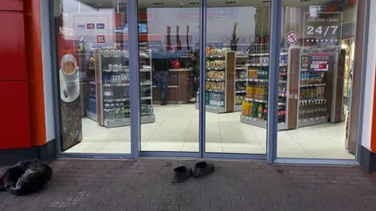 S-a descălţat la intrarea în magazin, ca să nu facă mizerie. Imagini virale cu o bătrânică din Cahul FOTO