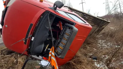 Un mort şi doi răniţi după ce un vehicul-platformă s-a răsturnat la marginea Ploieştiului VIDEO