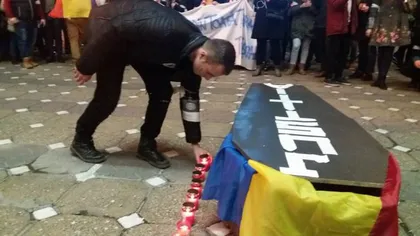 Protest în Timişoara. Un sicriu învelit în steagul tricolor pe care scria 