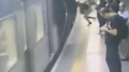 Încă un atac criminal la metrou. A împins o femeie în faţa trenului care venea cu viteză. Camerele au surprins incidentul