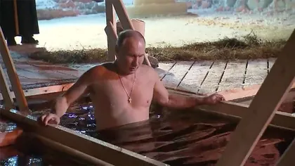 Putin a înfruntat apa rece ca gheaţa pentru tradiţionala Epifanie. Ruşii au făcut ritualul alături de el VIDEO
