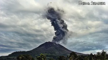 Erupţie masivă a vulcanului Sinabung. Cenuşa vulcanică a fost aruncată la 1,3 km înălţime