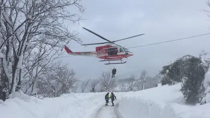 Turişti evacuaţi de urgenţă cu elicopterele armatei din cauza pericolului iminent de avalanşă