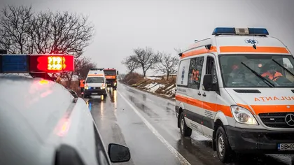 Accident pe DJ 106, la ieşire din Sibiu. Trei persoane rănite după ce un autoturism a intrat în coliziune cu un microbuz