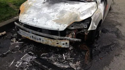 Act criminal! Autoturismul unui fost şef de Poliţie, incendiat cu cocktail Molotov într-o parcare din Focşani FOTO