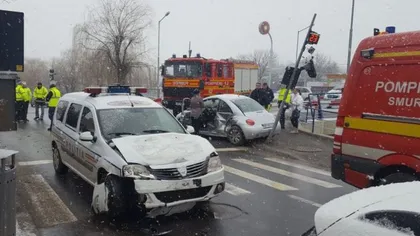 Accident cu maşina Poliţiei, la Sibiu. O şoferinţă neatentă a trecut pe roşu şi s-a tamponat cu oamenii legii