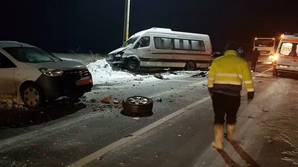 Accident grav în Neamţ. Trei persoane au fost rănite în urma impactului dintre patru autovehicule, între care şi un microbuz