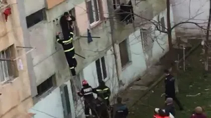 Supravieţuire miraculoasă: Un bărbat a căzut de la etajul 4. Pompierii l-au găsit atârnat de sârma de rufe a unei vecine de la etajul 2