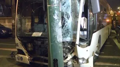 Un autobuz RATB a intrat într-un stâlp după ce şoferului i s-a făcut rău VIDEO