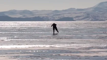 Babuşca de pe Baikal. Bunica siberiană, care patinează zilnic peste cel mai adânc lac din lume, pentru a merge la muncă VIDEO