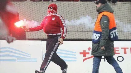 Bătaie la Atena, după derby-ul Olympiakos-AEK. Fanii au invadat terenul, să se bată cu forţele de ordine VIDEO