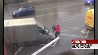 Imagini incredibile surprinse la Cluj. Doi şoferi s-au bătut sub ochii trecătorilor