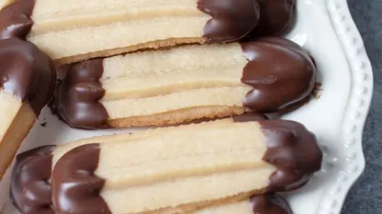 DESERTUL ZILEI: Biscuiţi vienezi cu unt şi ciocolată