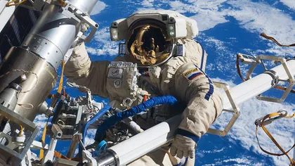 Doi cosmonauţi au reparat o antenă de pe Staţia Spaţială şi au stabilit un nou record rusesc pentru o ieşire pe orbită