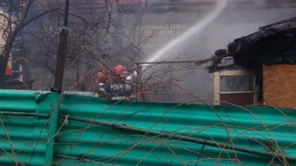Incendiu puternic în cartierul Ferentari. Şase autospeciale încearcă să stingă două case în flăcări