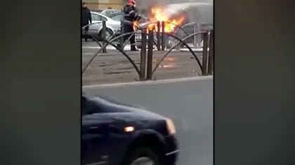 Maşină în flăcări în zona Bucur Obor. Autoturismul a luat foc în mers VIDEO
