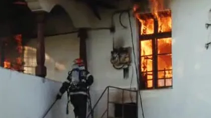 Doi copii, salvaţi în ultima clipă dintr-o casă cuprinsă de flăcări. Un poliţist aflat în timpul liber a intrat după ei în foc