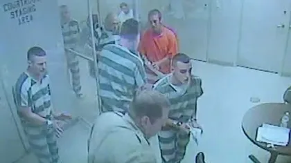 Gest ULUITOR: Mai mulţi deţinuţi au evadat din celule pentru a-şi salva gardianul care făcuse infarct GALERIE FOTO VIDEO