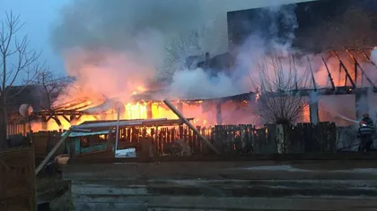 Incendiu puternic în Arad. 18 persoane se luptă cu flăcările