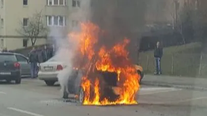 O maşină a fost cuprinsă de flăcări, în Neamţ