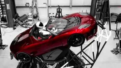 Un nume românesc este scris pe automobilul Tesla trimis în spaţiu de Elon Musk