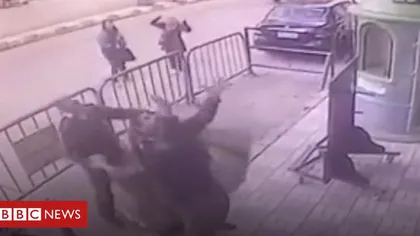 Imagini incredibile, surprinse în direct. Un poliţist prinde în braţe un copil care cade de la etajul 3 VIDEO